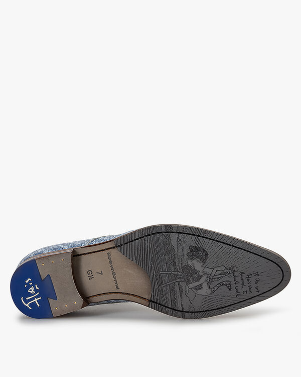 Patent leather lace shoe with a croco print