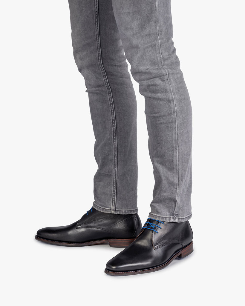 Lace boot calf leather black