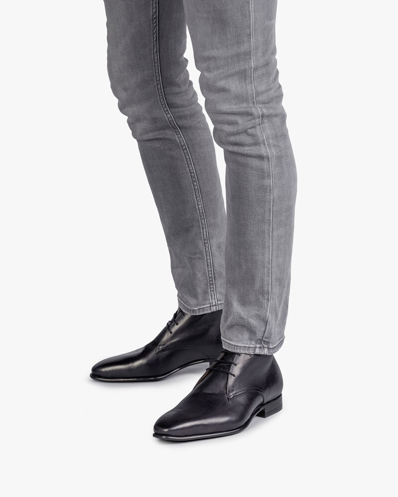 Black calf leather lace shoe