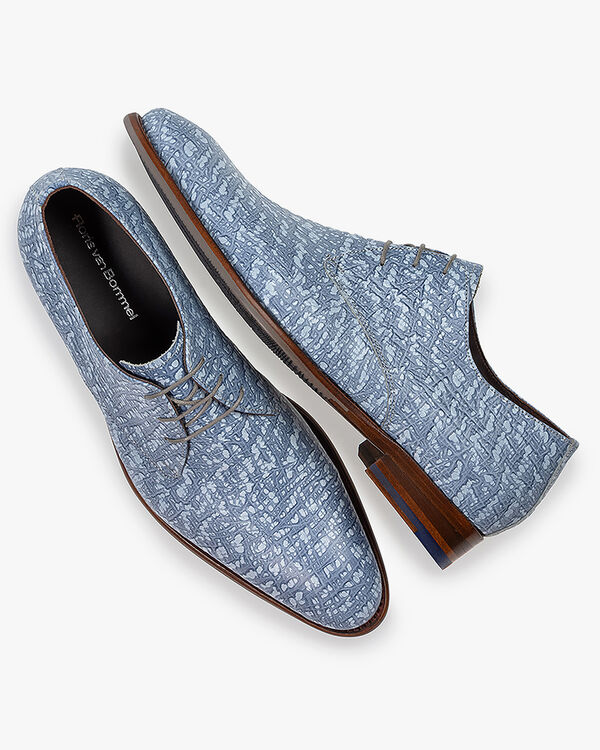 Patent leather lace shoe with a croco print