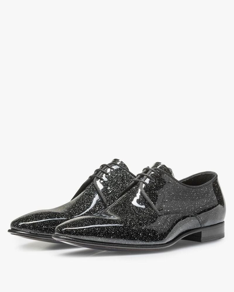 Black patent leather shoe with a print