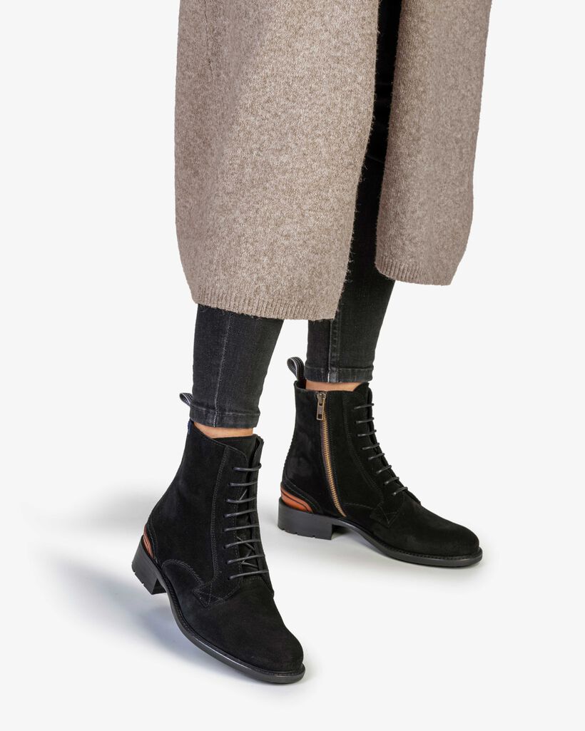 Lace boot suede black