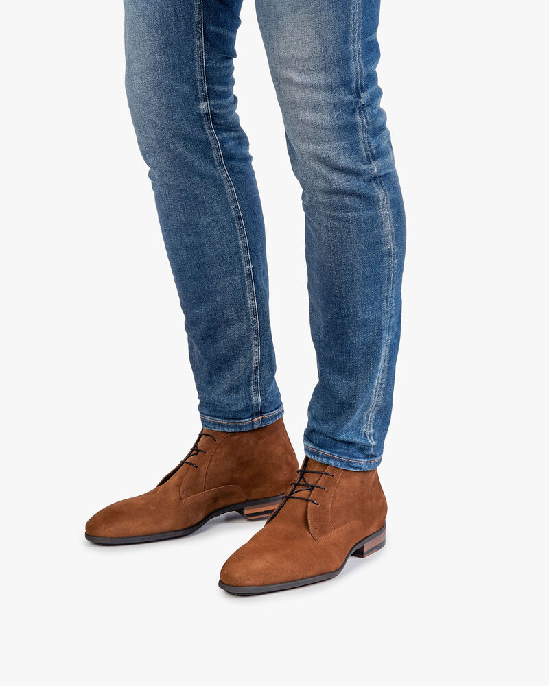 Mid-brown suede leather lace shoe