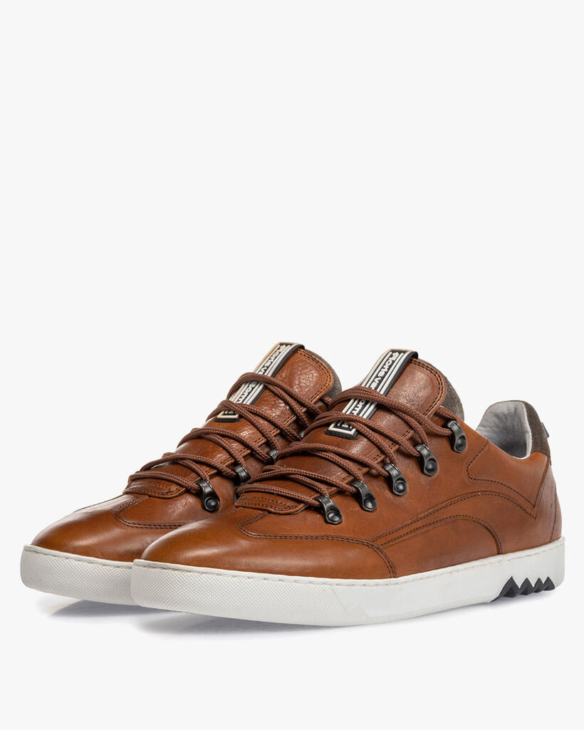 Hiking sneaker leather cognac