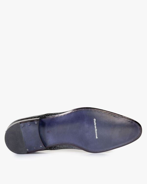 Black patent leather shoe with a print