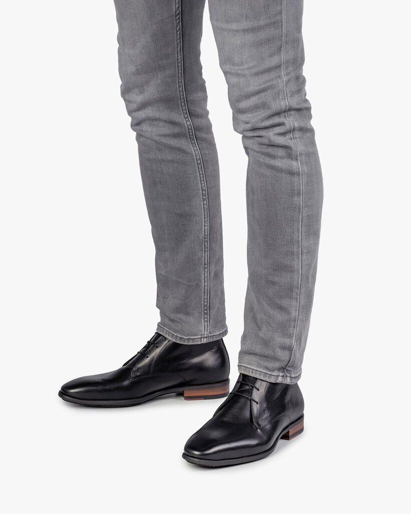 Black leather lace shoe