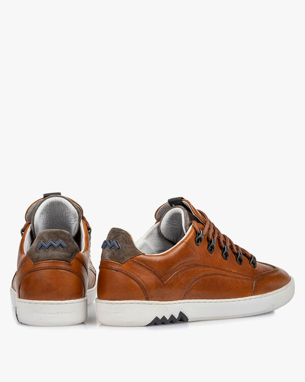 Hiking sneaker leather cognac