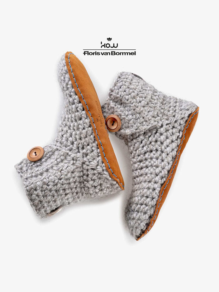 Kingdom of Wow home slippers grey