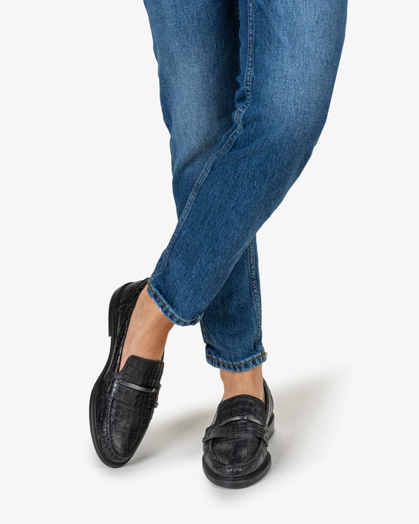 Loafer reptile print black