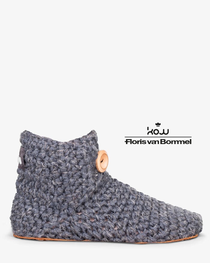 Kingdom of Wow home slippers dark grey