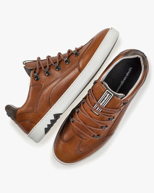 Hiking sneaker leather cognac