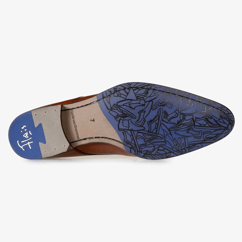 Cognac-coloured lace shoe with brogue details