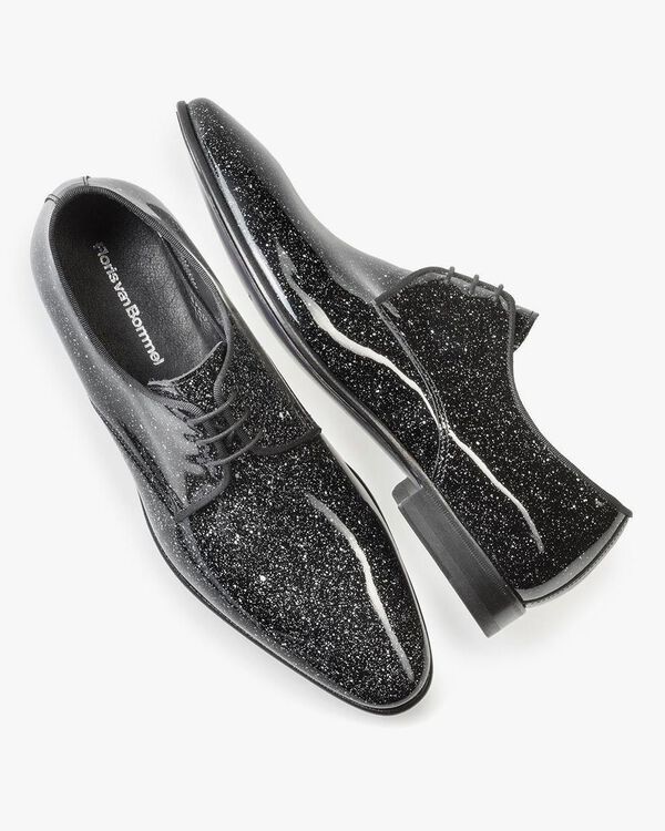 Black patent leather shoe with a print