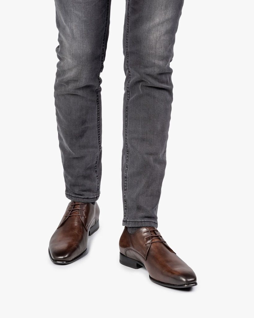 Dark brown leather lace shoe