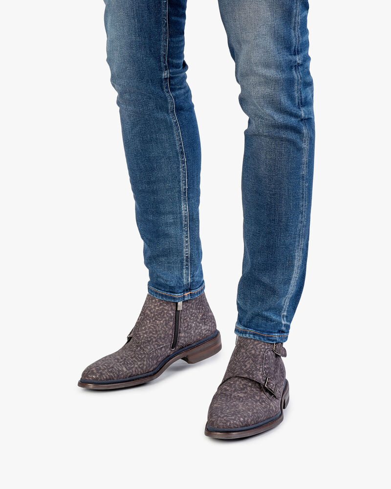 Boot with buckle closure grey