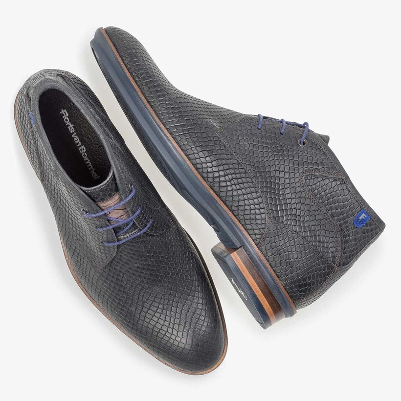 Black leather lace shoe with snake print