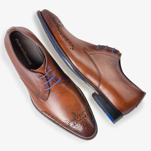 Cognac-coloured lace shoe with brogue details