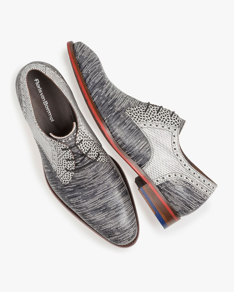 Lace shoe with lizard print