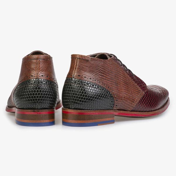 Mid-high cognac-coloured lace shoe with snake print
