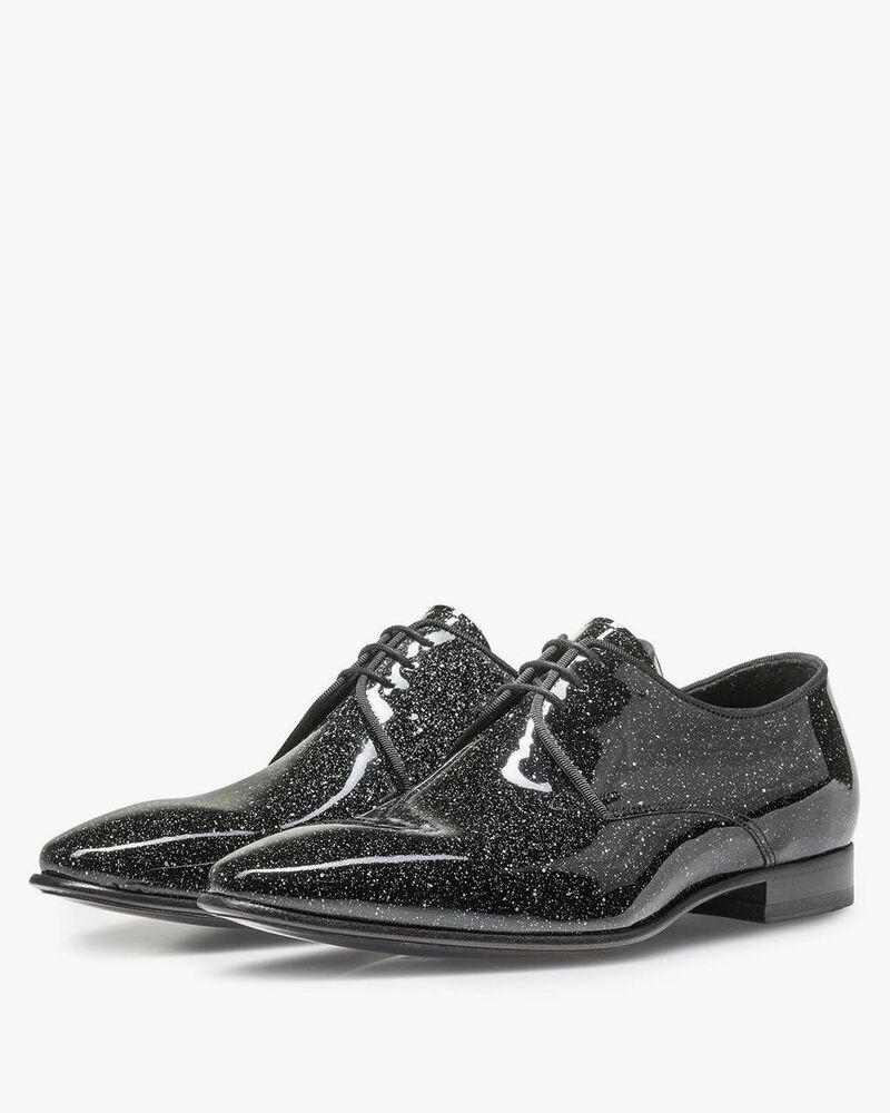 Black patent leather shoe with a print