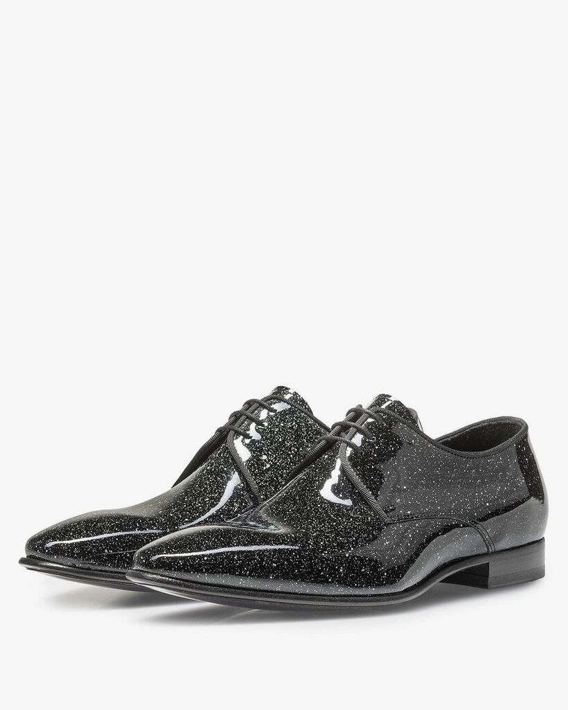 Black patent leather shoe with a print