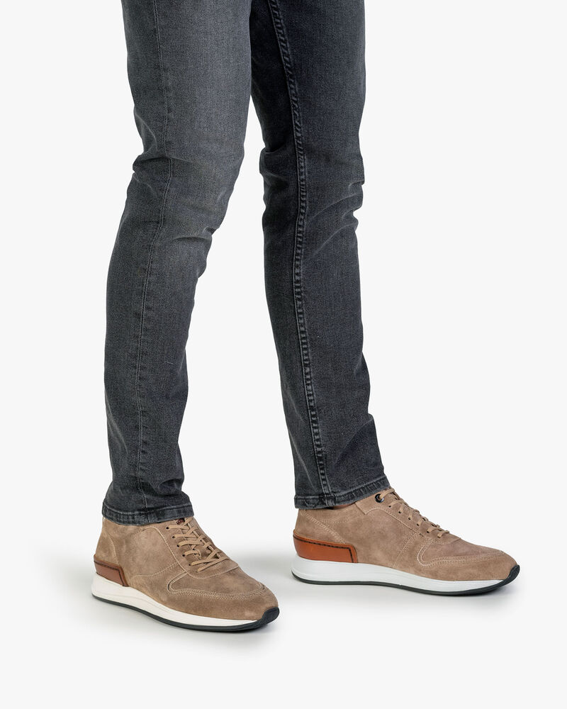 Sneaker sand-coloured suede leather