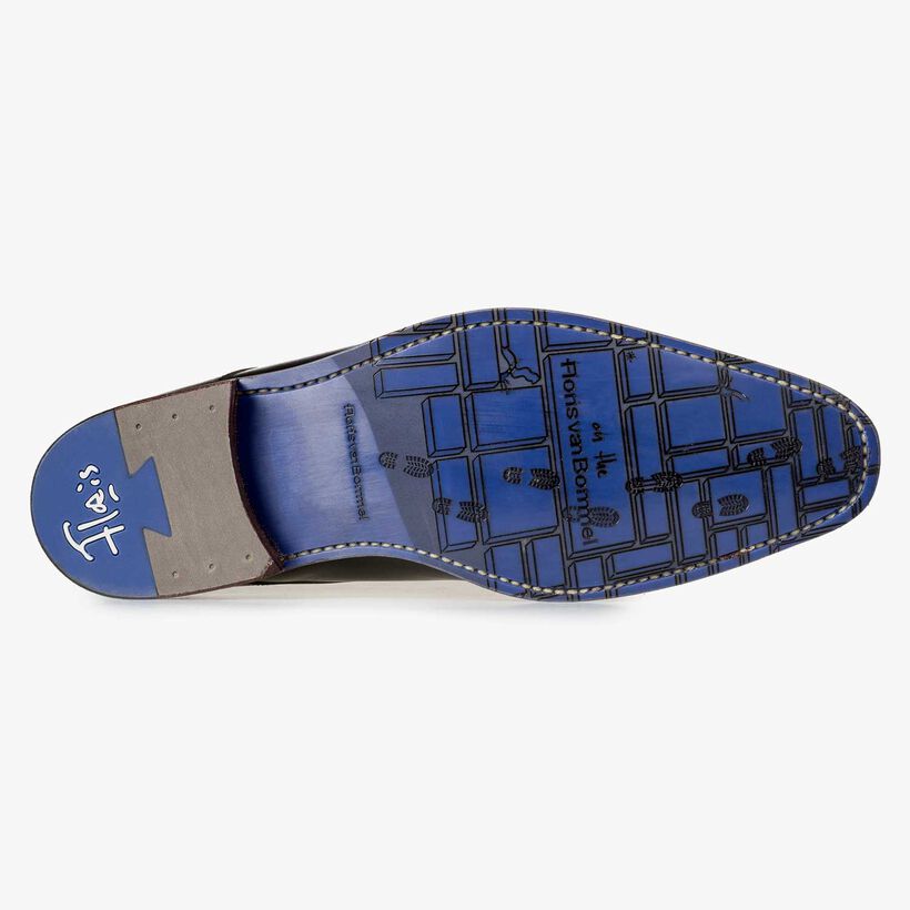 Black lace shoe with laser-cut print