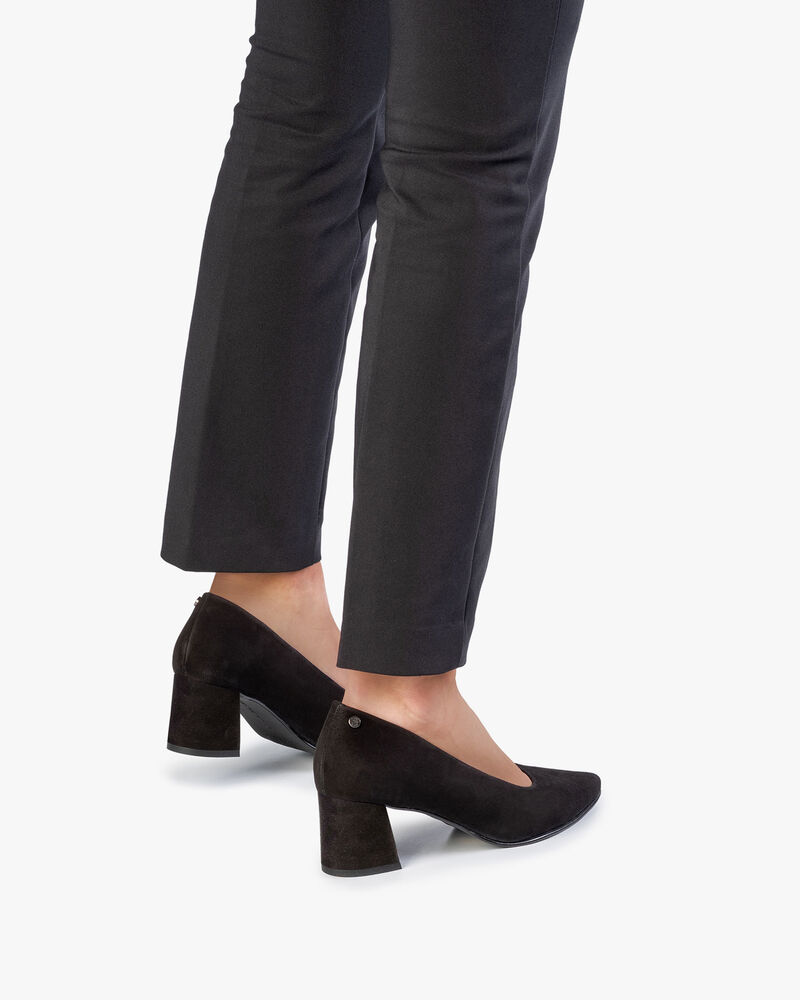 Black suede leather pump