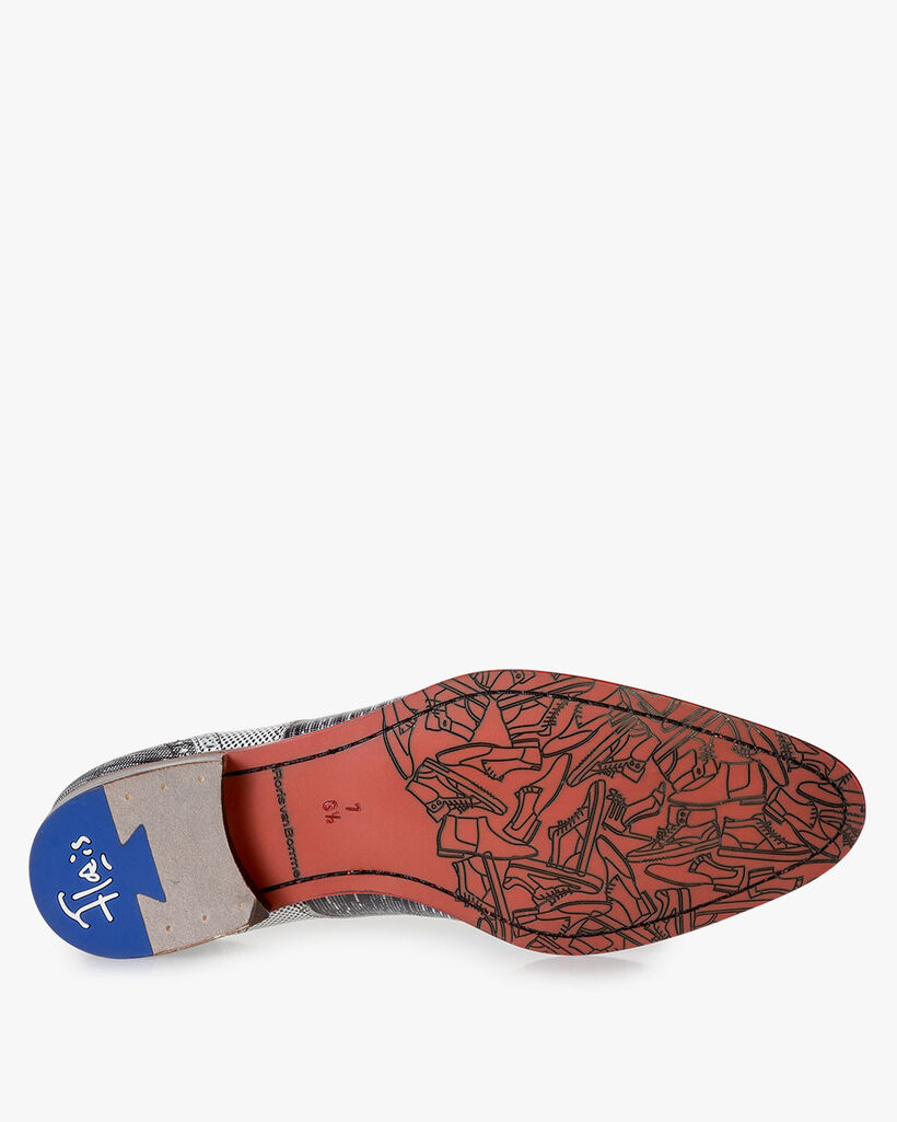 Lace shoe with lizard print