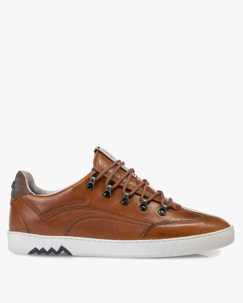 Hiking sneaker leather cognac