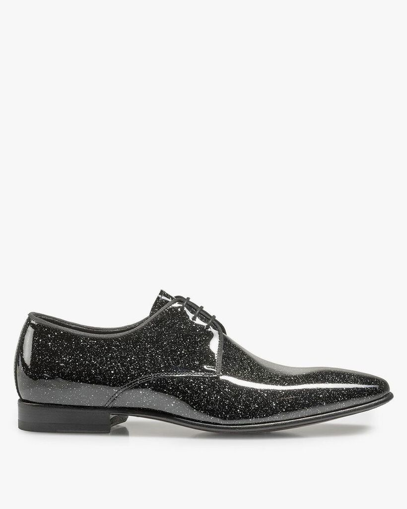 Black patent leather shoe with a print