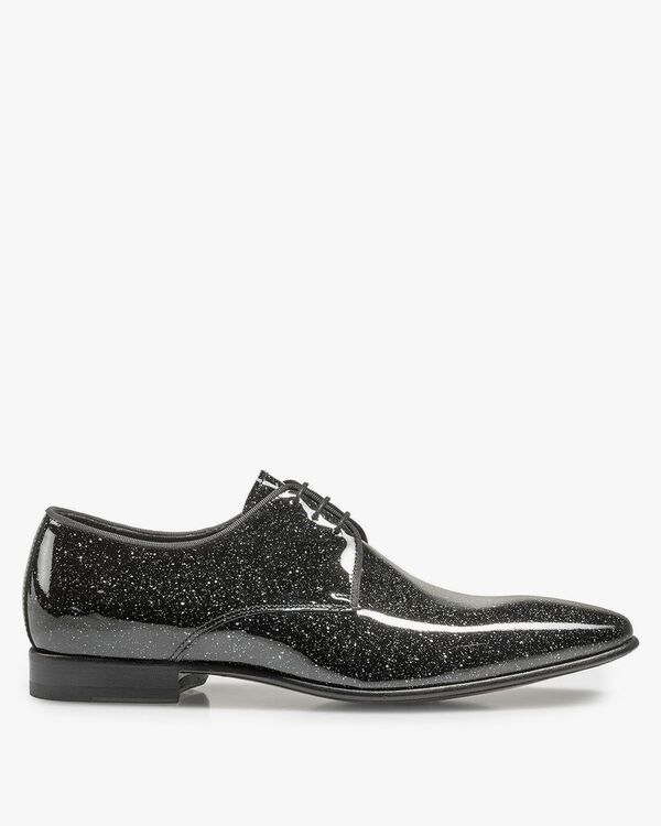Black patent leather shoe with a print