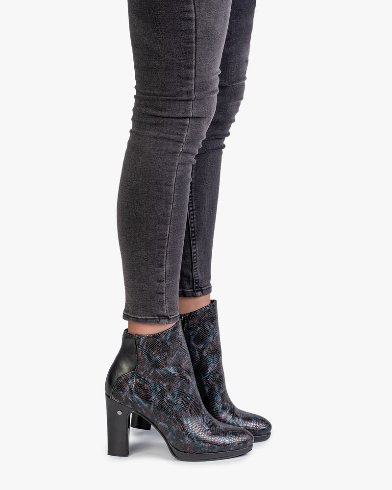 Ankle boot croco print blue