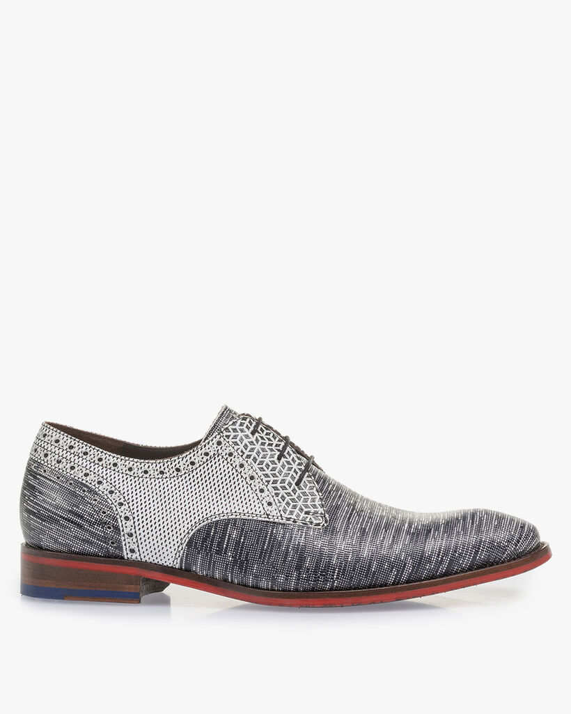 Lace shoe with lizard print