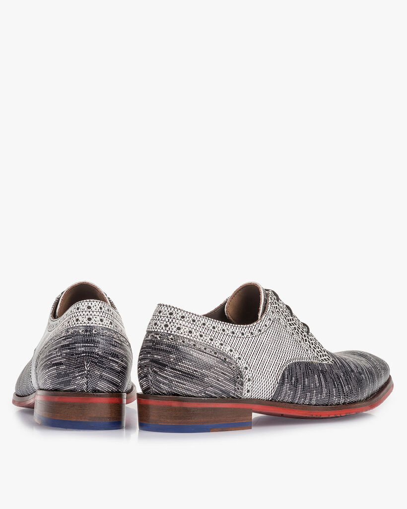 Lace shoe with lizard print