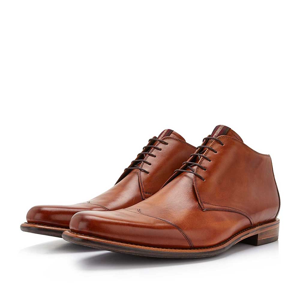 Cognac-coloured mid-high lace shoe 