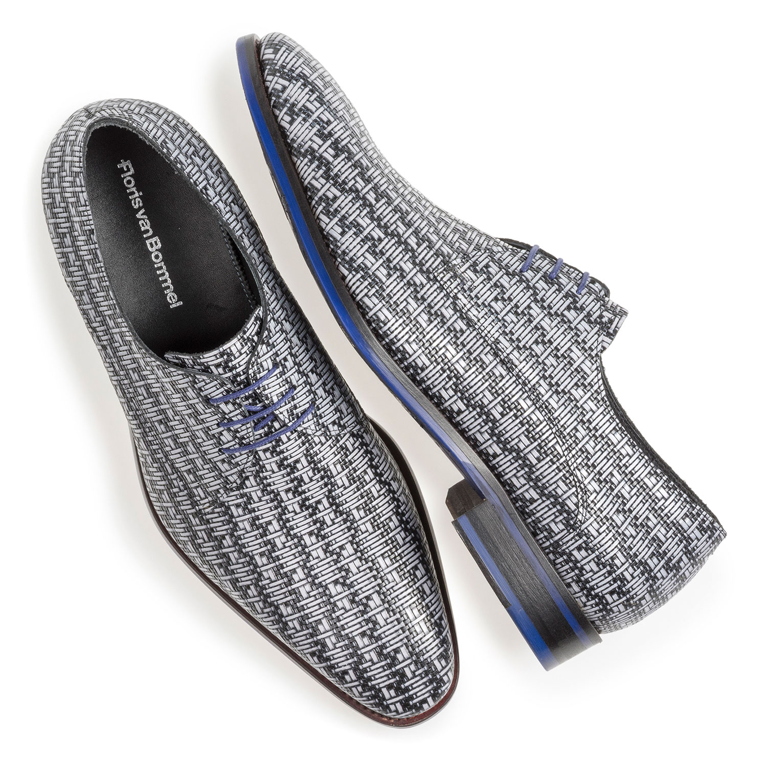 18168/00 - Grey lace shoe with a black graphic print 18168/00 - Grey lace shoe with a black graphic print